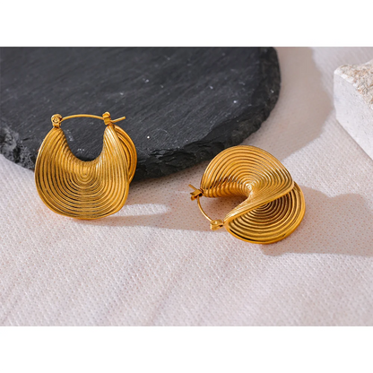 Brinco Dourado Feminino com Design Esculpido