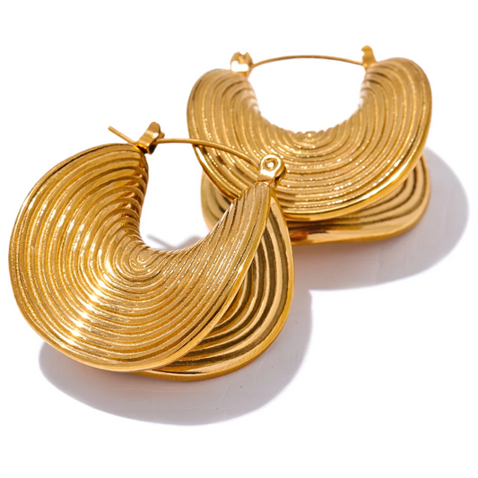 Brinco Dourado Feminino com Design Esculpido