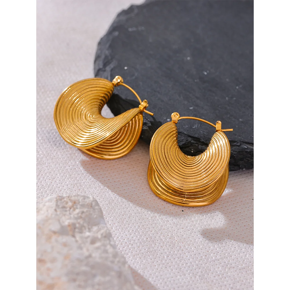 Brinco Dourado Feminino com Design Esculpido