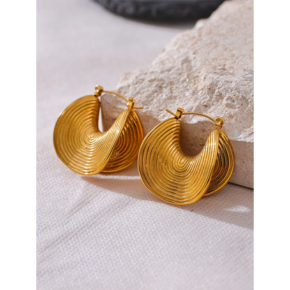 Brinco Dourado Feminino com Design Esculpido