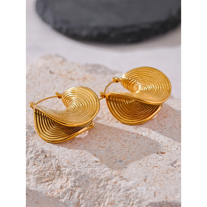 Brinco Dourado Feminino com Design Esculpido